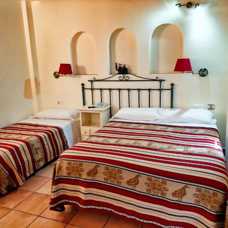 Abadía Hotel - Triple Room - 13