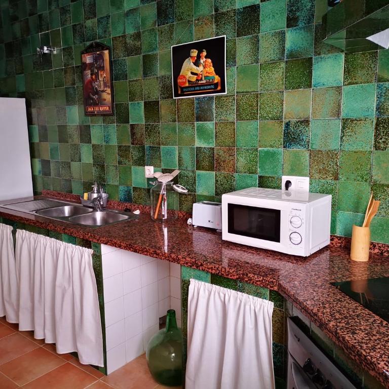 Apartamento bonito y bien ubicado en el Soho de Málaga. - Three-Bedroom Apartment - 35