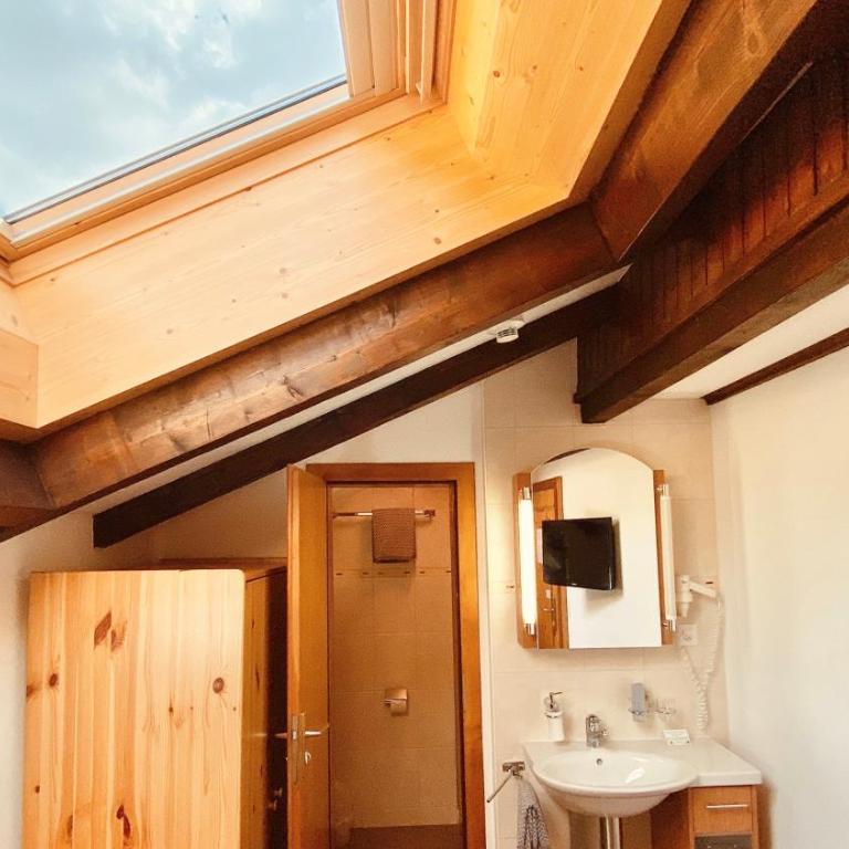 Hotel Capricorn - Budget Einzelzimmer mit Dachfenster - 4