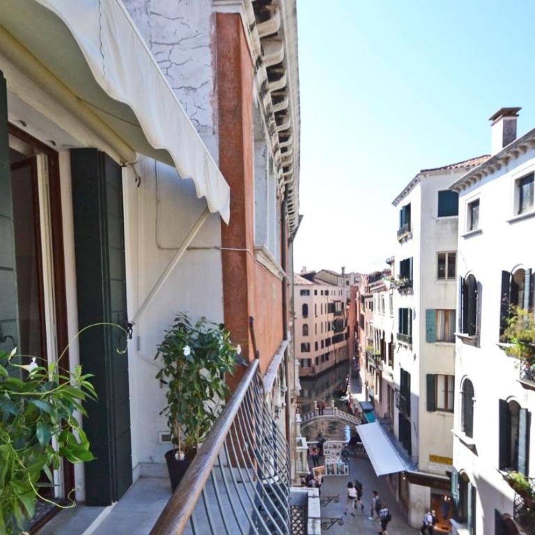 Ai Bareteri Luxury Canal View - Appartamento con Balcone - 11