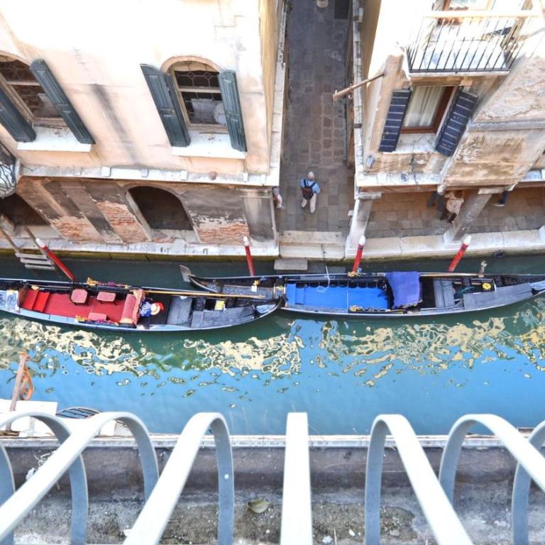 Ai Bareteri Luxury Canal View - Appartamento con Balcone - 15
