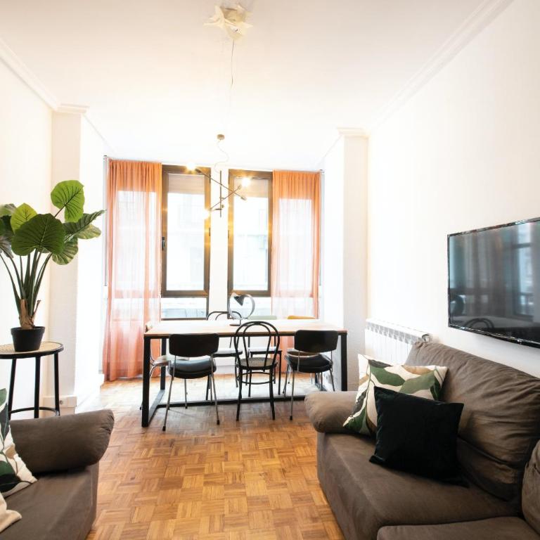 Espacioso, Moderno y a pie de Playa Zurriola - Apartamento de 3 dormitorios - 2