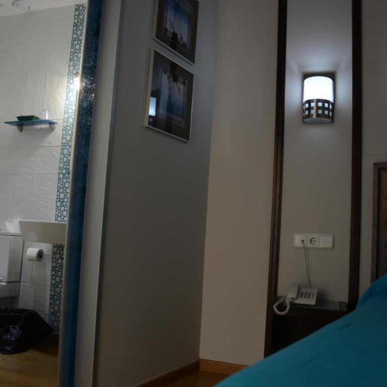 Hotel y Apartamentos Doña Lola - Habitación Individual Pequeña - 2
