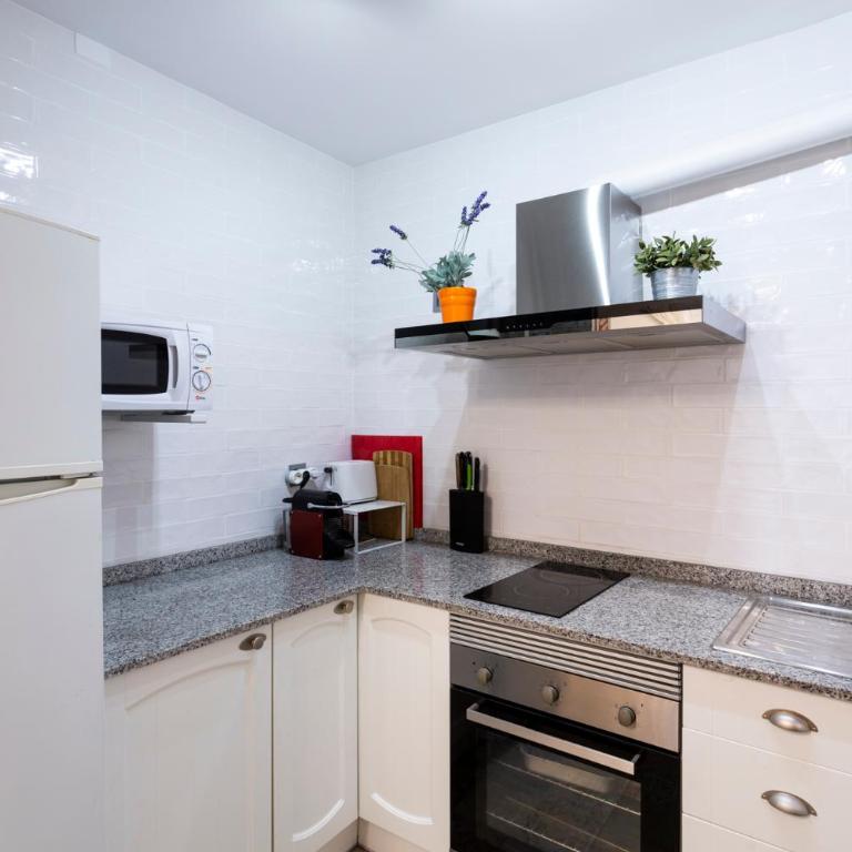 Old Town & Cathedral - Three-Bedroom Apartment - 7