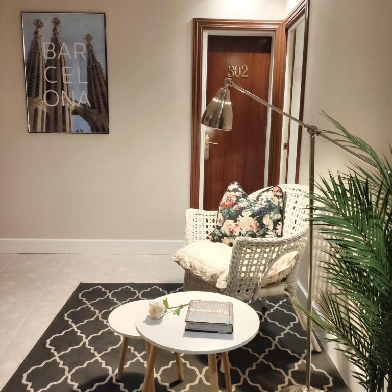 Hostal Orleans - Double or Twin Room with Private Bathroom - 18
