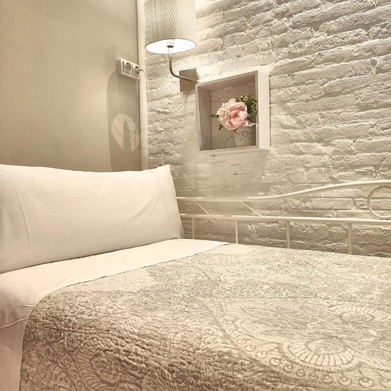 Hostal Orleans - Single Room with Shared Bathroom - 2