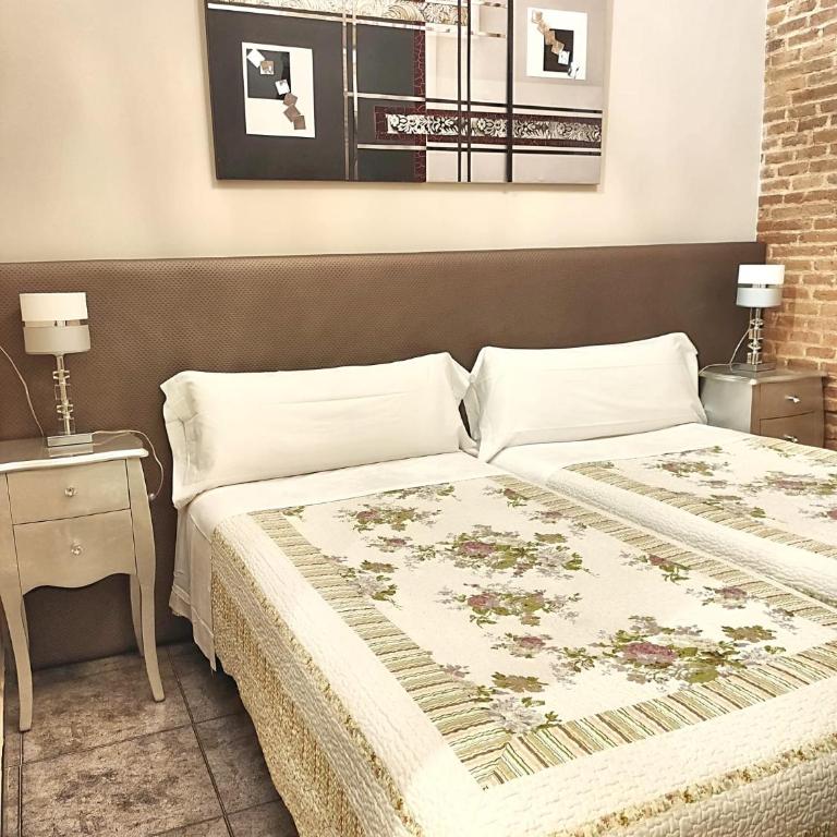 Hostal Orleans - Double or Twin Room with Private Bathroom - 51