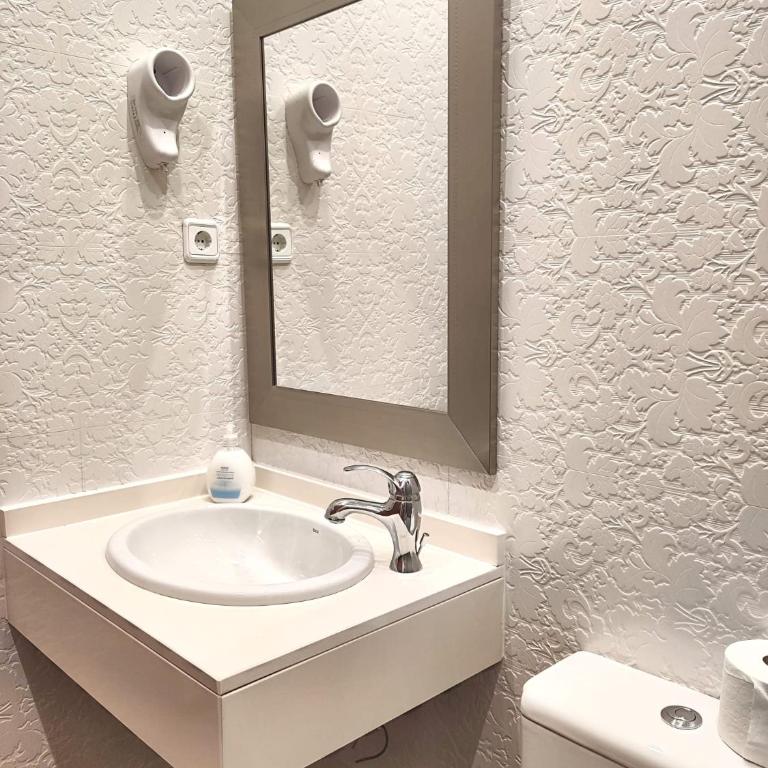 Hostal Orleans - Double or Twin Room with Private Bathroom - 48