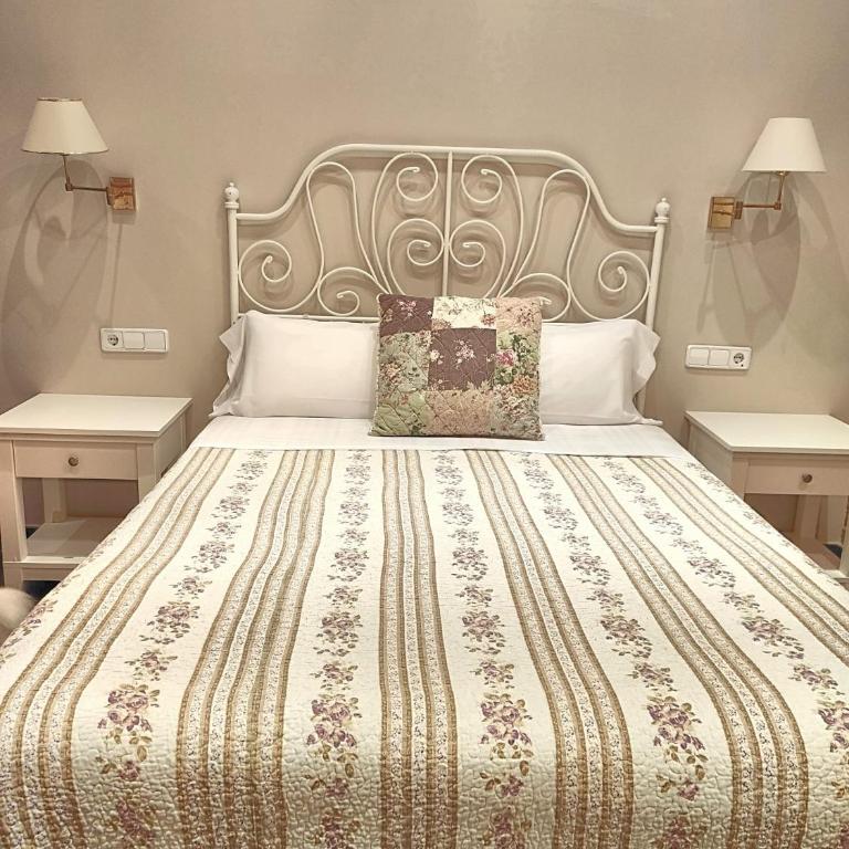 Hostal Orleans - Double or Twin Room with Private Bathroom - 46