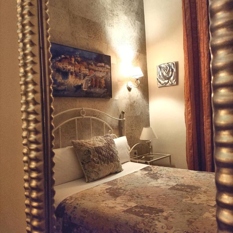 Hostal Orleans - Double or Twin Room with Private Bathroom - 45