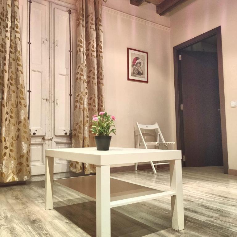Hostal Orleans - Family Room with Private Bathroom - 6
