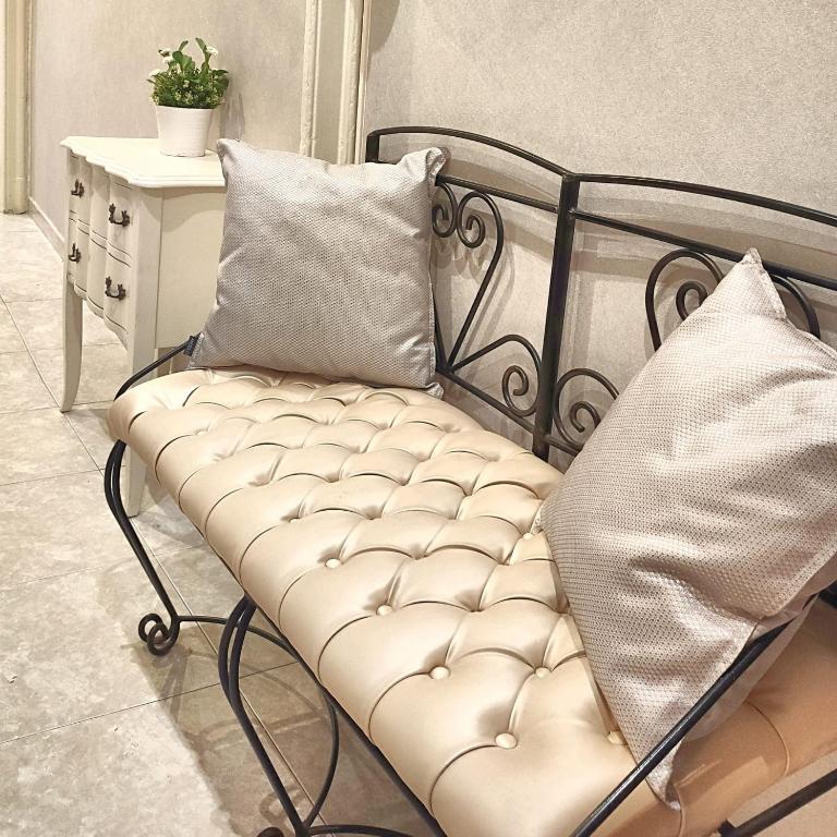 Hostal Orleans - Double or Twin Room with Private Bathroom - 43