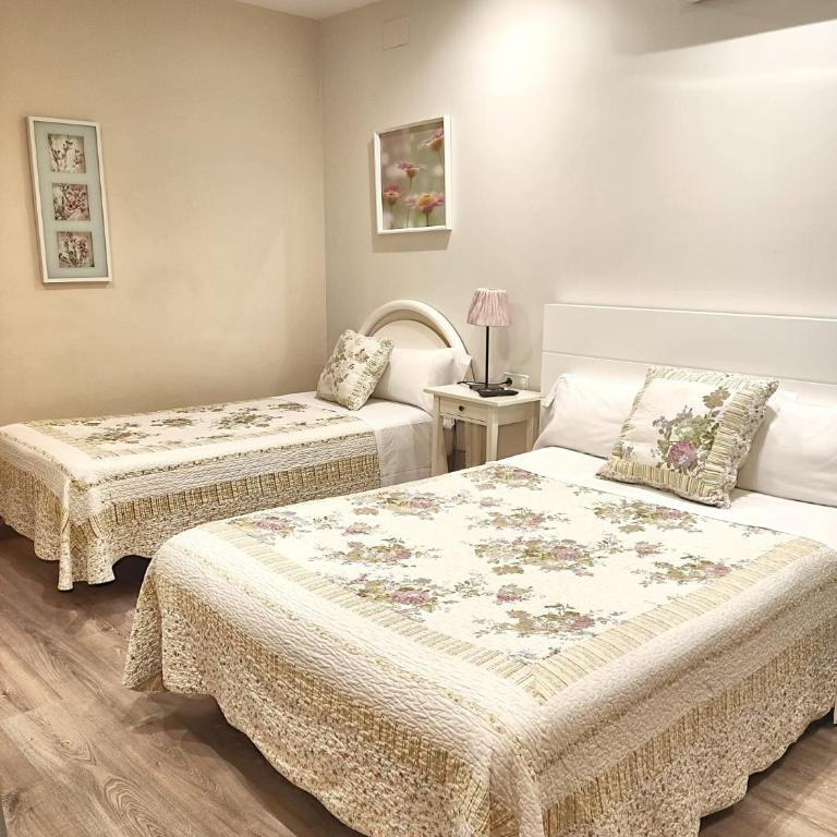 Hostal Orleans - Family Room with Private Bathroom - 5