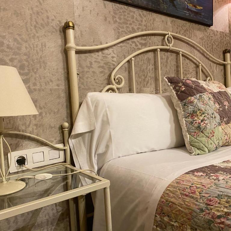 Hostal Orleans - Double or Twin Room with Private Bathroom - 4