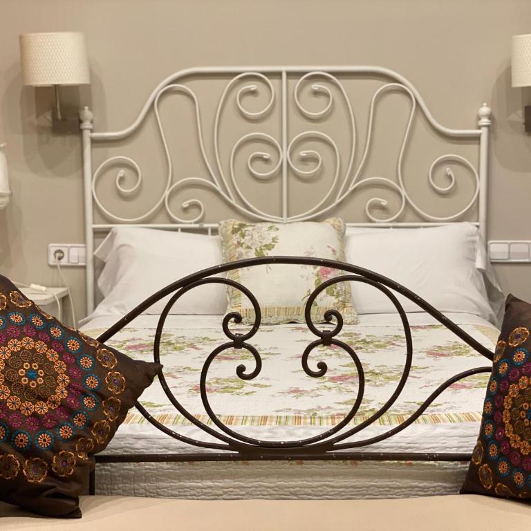 Hostal Orleans - Double or Twin Room with Private Bathroom - 10