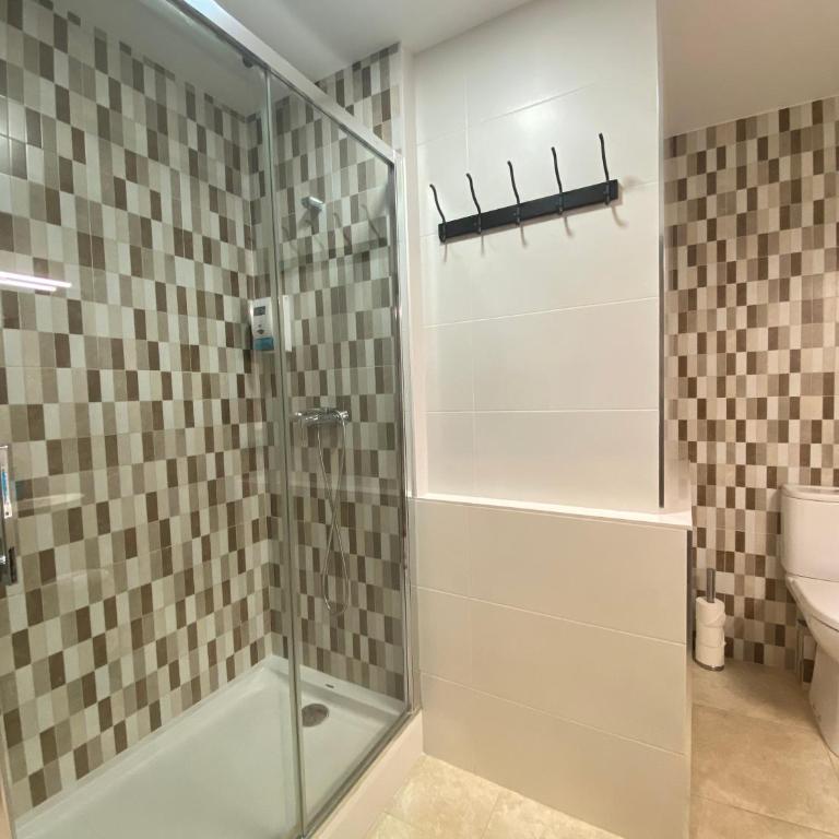 Hostal Orleans - Family Room with Private Bathroom - 1