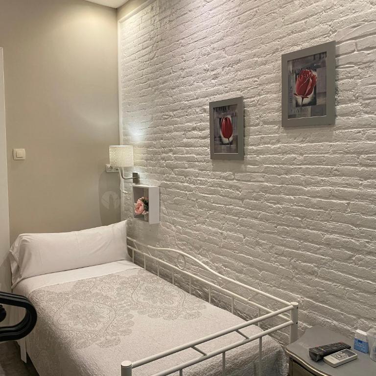 Hostal Orleans - Single Room with Shared Bathroom - 3