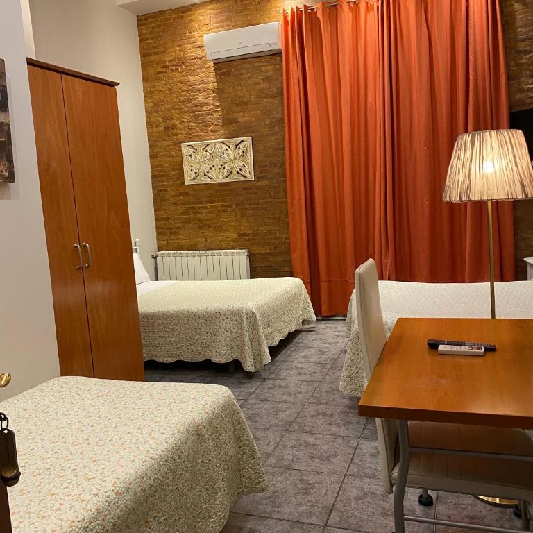 Hostal Orleans - Quintuple Room with Private Bathroom - 2