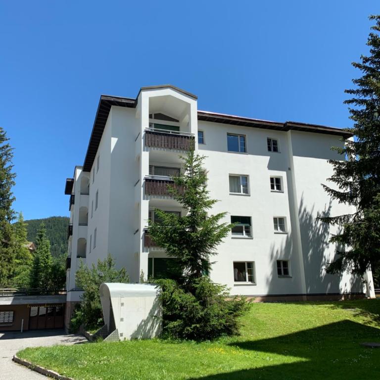 Holiday Apartment Gian - close to the Kongresshaus, the ice hockey stadium, cross-country skiing, the Eau-la-la indoor pool and wellness, large supermarket, 2 bus stops, with an indoor garage and fully equipped - Apartment mit 1 Schlafzimmer - 24