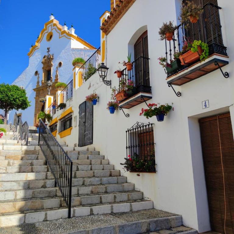 Spacious Beachfront Town House in Estepona with Fully Equipped Kitchen, Pools, Garden, Sea View - Casa de 3 dormitorios - 32