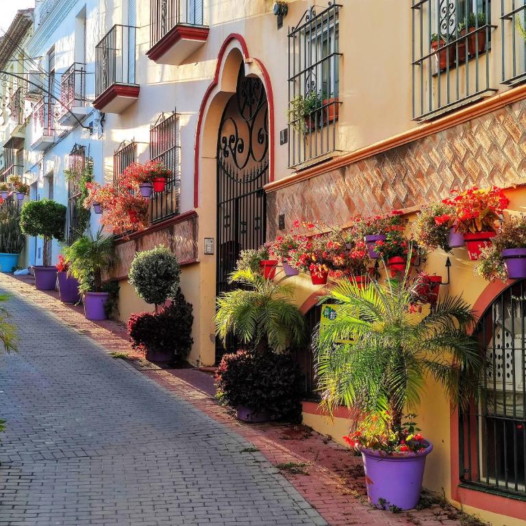 Spacious Beachfront Town House in Estepona with Fully Equipped Kitchen, Pools, Garden, Sea View - Casa de 3 dormitorios - 33