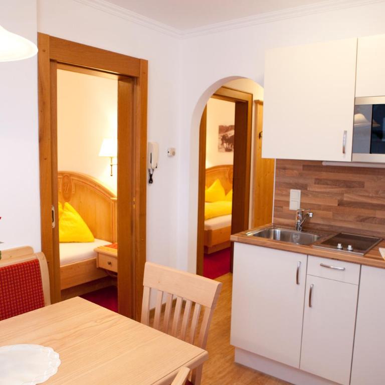 Appartement-Gästehaus Ursula - Apartment mit 2 Schlafzimmern und Balkon - 2