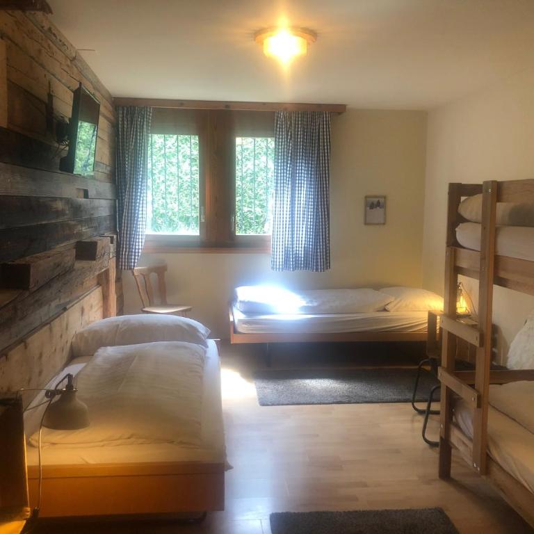 Arena Lodge - Budget Vierbettzimmer im Untergeschoss mit Etagenbett und 2 Einzelbetten - 4