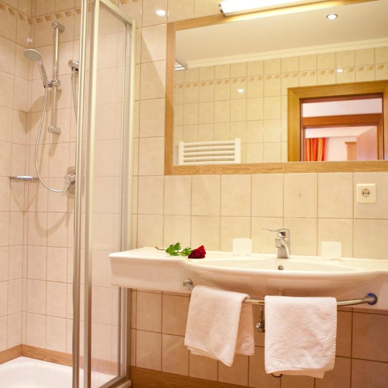 Appartement-Gästehaus Ursula - Apartment mit 2 Schlafzimmern und Balkon - 4