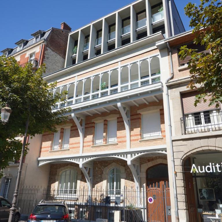 Les Suites 7 Anges - Vue Cathédrale, Parking & Centre Historique Reims - Three-Bedroom Suite CHAGALL with Terrace & Jacuzzi - 6