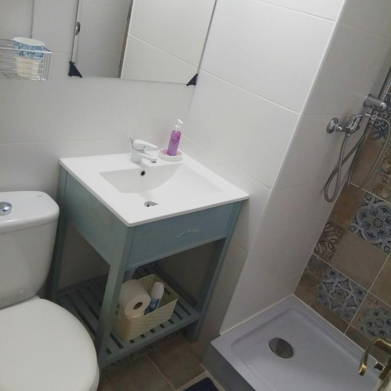 Donna Rosa Apartment - Three-Bedroom Apartment with Balcony - 11
