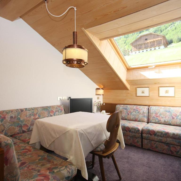 Apartments Residence Alta Badia - Appartamento Mansardato con 1 Camera da Letto (2 Adulti) - 1