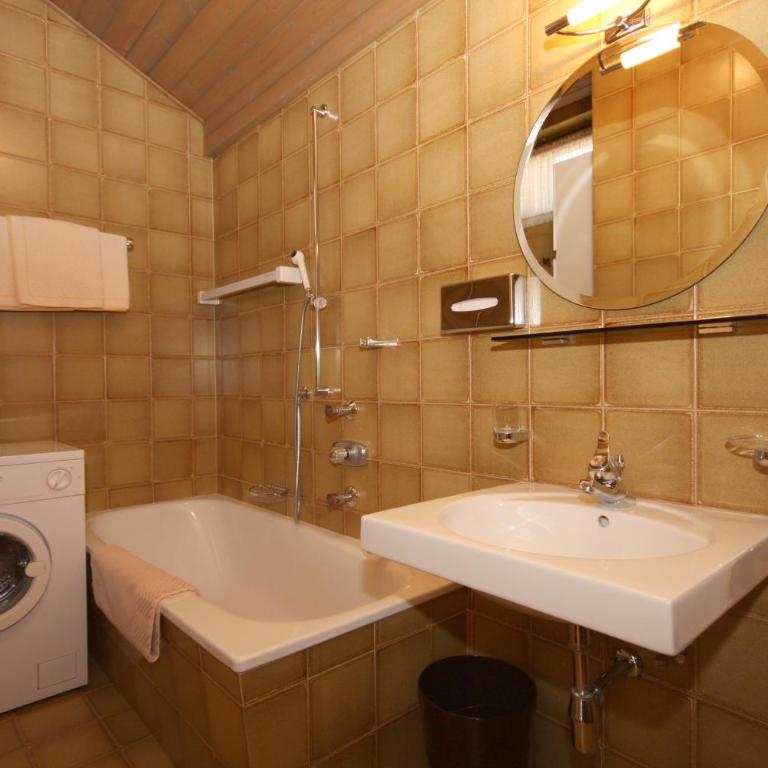 Apartments Residence Alta Badia - Appartamento con 2 Camere da Letto, 2 Bagni e Balcone - 2
