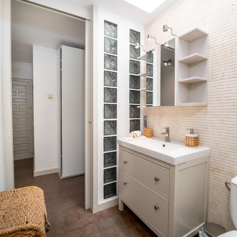 Azahara I, 25A small cozy apartment with great views located in the popular area of Nueva Andalucia - Two-Bedroom Apartment - 7