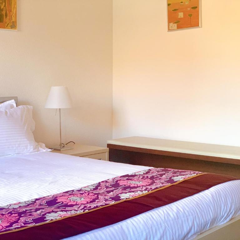 SWISS HOTEL LA COURONNE - Zimmer mit Kingsize-Bett und Balkon - 1
