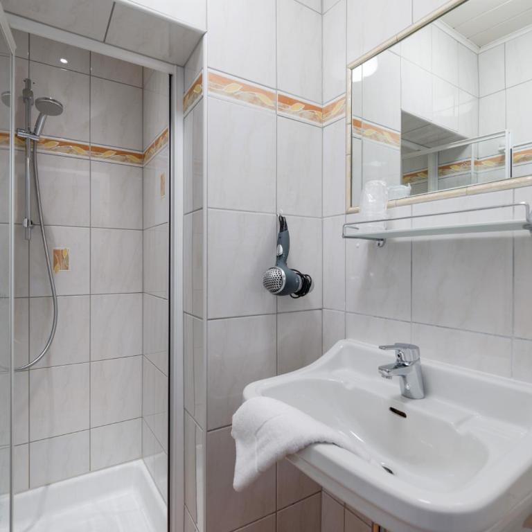 Haus Tirol - Familienzimmer (2 Erwachsene + 2 Kinder) - 5