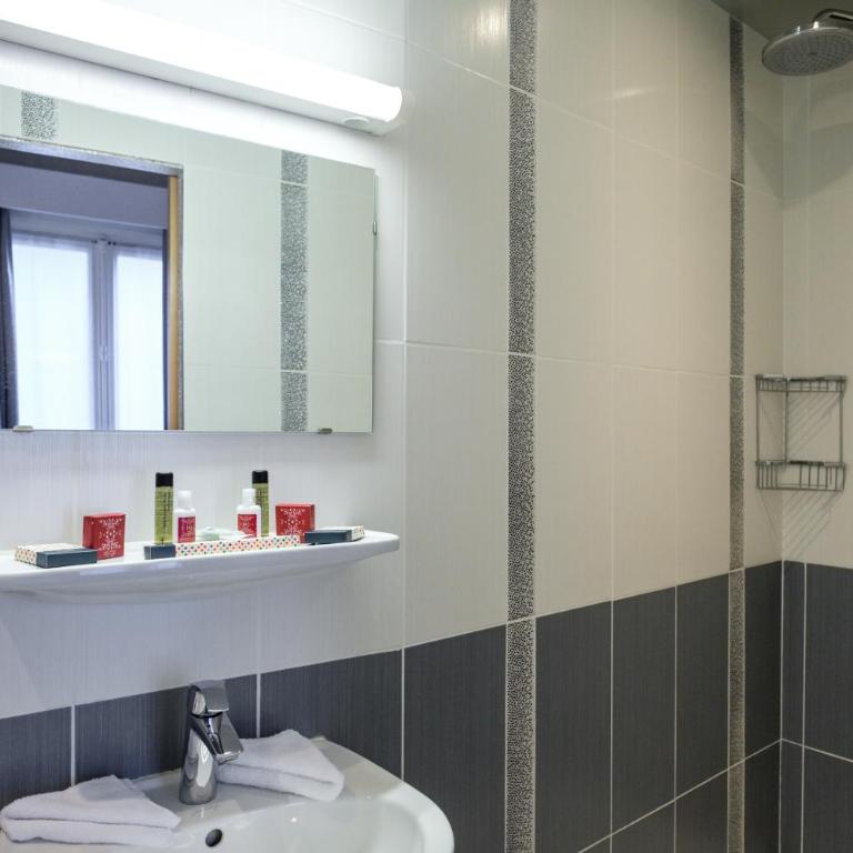 HOTEL DE PARIS MONTPARNASSE - Chambre Double Supérieure avec Baignoire - Vue sur Jardin - 11