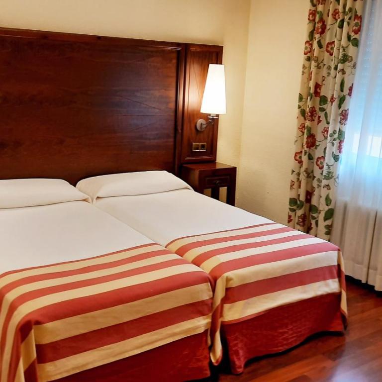 Hotel Urogallo - Habitación Doble con cama supletoria - 1