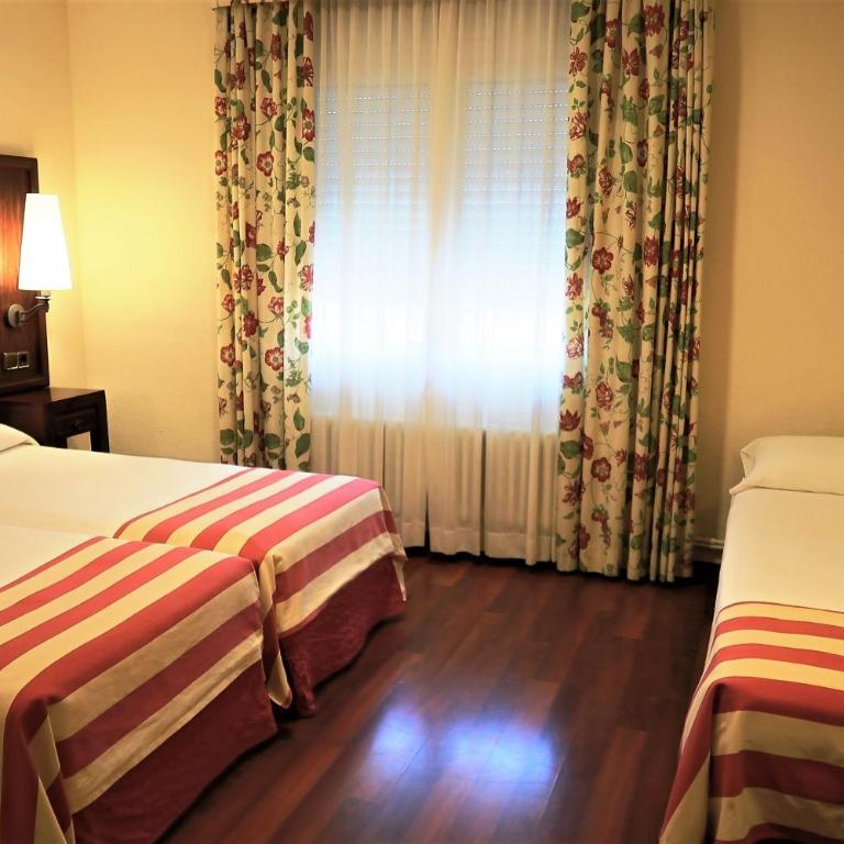Hotel Urogallo - Habitación Doble con cama supletoria - 2