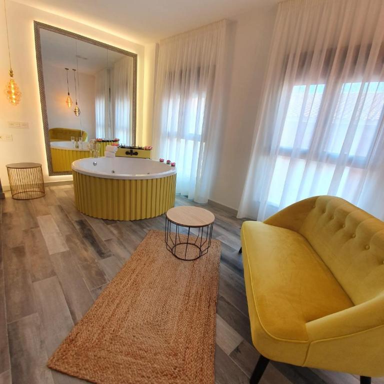Reina Victoria Prado Sastre - Deluxe Suite with Spa Bath - 3