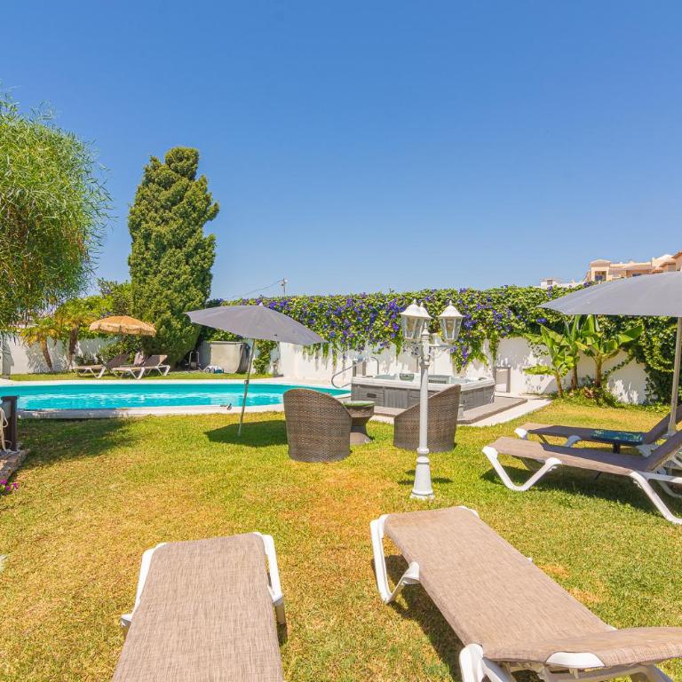 Resort con piscina privada en Calle Carabeo - Villa - 49