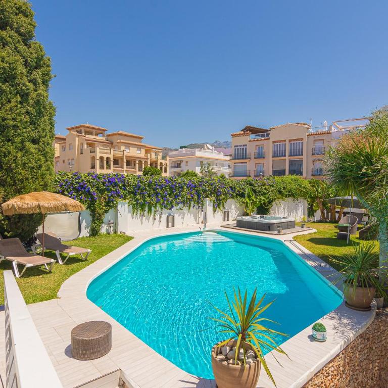 Resort con piscina privada en Calle Carabeo - Villa - 83