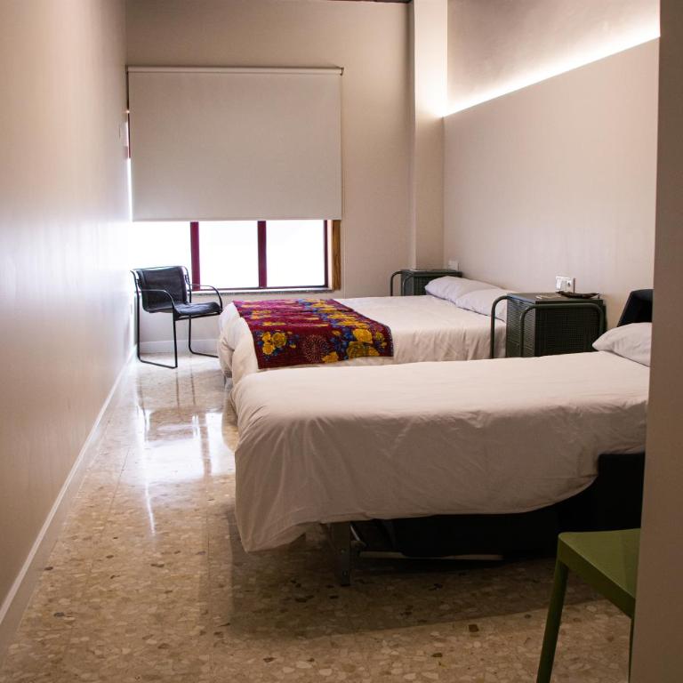 Acolá Rooms - Habitación Familiar con baño privado - 10