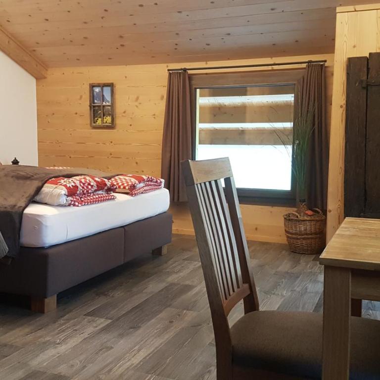 Chalet bei der Arve - Dreibettzimmer mit Bergblick - 8