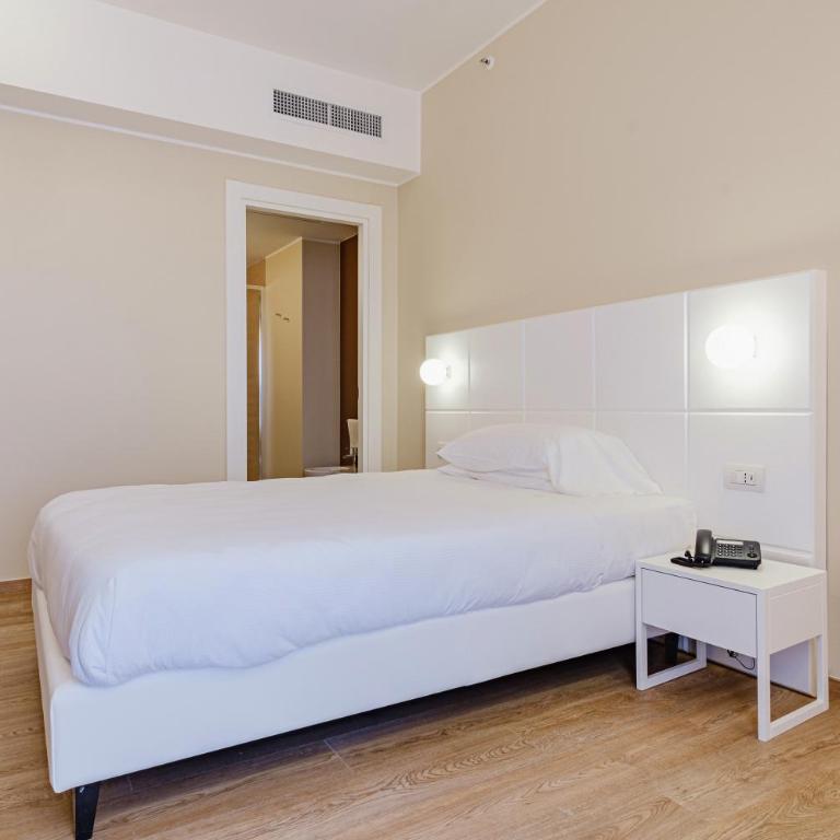 Hotel Boston - Camera Matrimoniale Classic con Letto alla Francese - 10