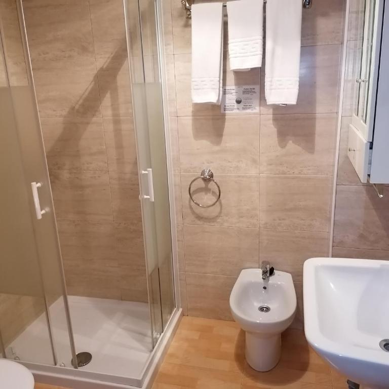Hostal Adelia - Habitación Triple con baño - 4