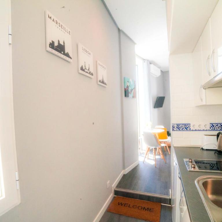 Apartments Madrid Plaza Mayor-Tintoreros - Studio Apartment with Balcony - 17
