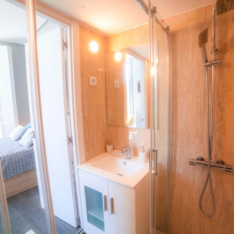Apartments Madrid Plaza Mayor-Tintoreros - Studio Apartment with Balcony - 10