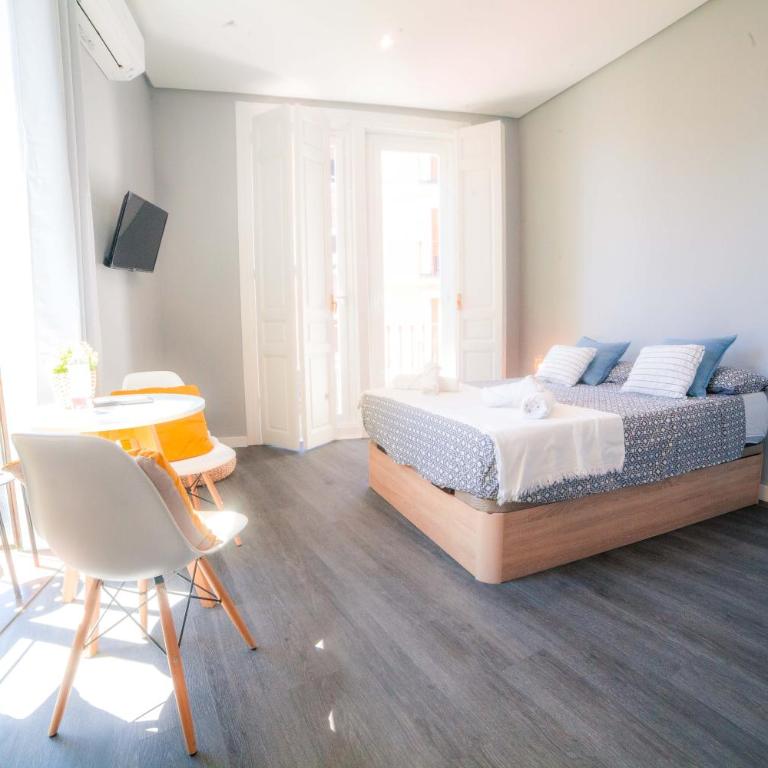 Apartments Madrid Plaza Mayor-Tintoreros - Studio Apartment with Balcony - 5
