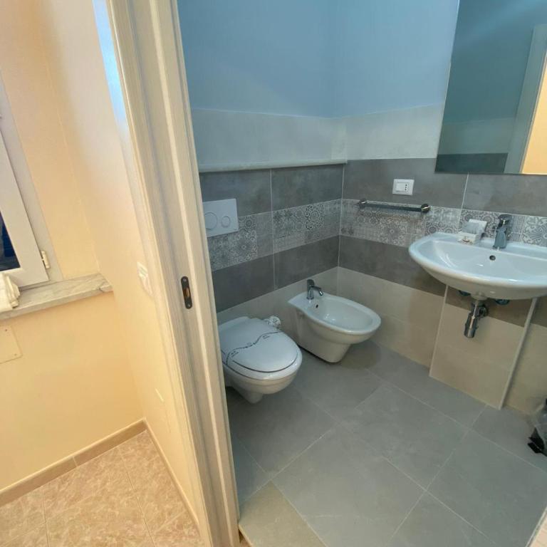 Vittorio Veneto Accomodation - Tropea city center - Camera Familiare con Balcone - 13