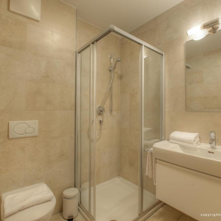 Residenz an der Burg by Kaprun Rentals - Luxuriöses Apartment mit 2 Schlafzimmern, Balkon und Bergblick - 1